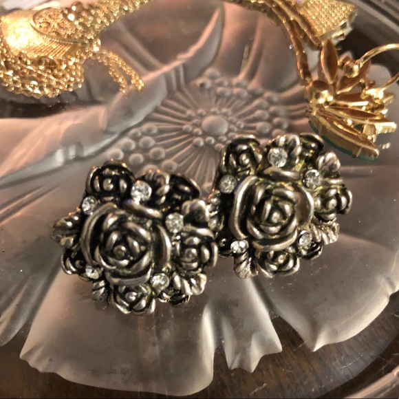 Jewelry - 🖤🤍🖤Gorgeous Silver Open Rose Studs, w/Cubic Z🌼